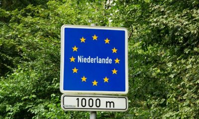 Het verkeersbord op 1 kilometer voor de grensovergang tussen Duitsland en Nederland.