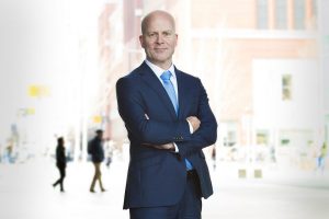 Staatssecretaris Knops van BZK.