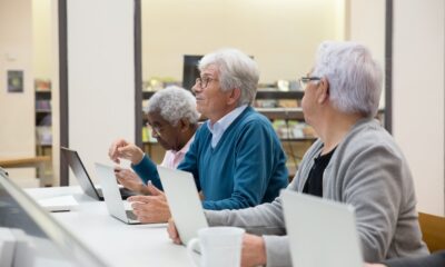 Senioren achter laptop