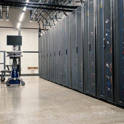 datacenter, gang met serverkasten