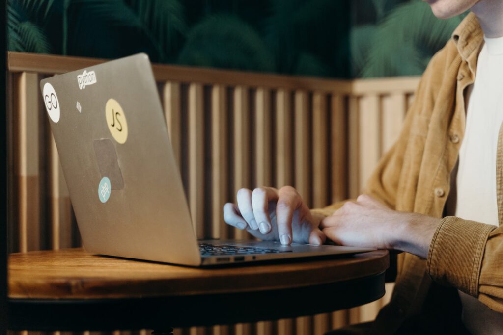 iemand gebruikt zijn of haar laptop, aan tafel