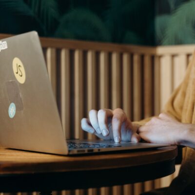 iemand gebruikt zijn of haar laptop, aan tafel