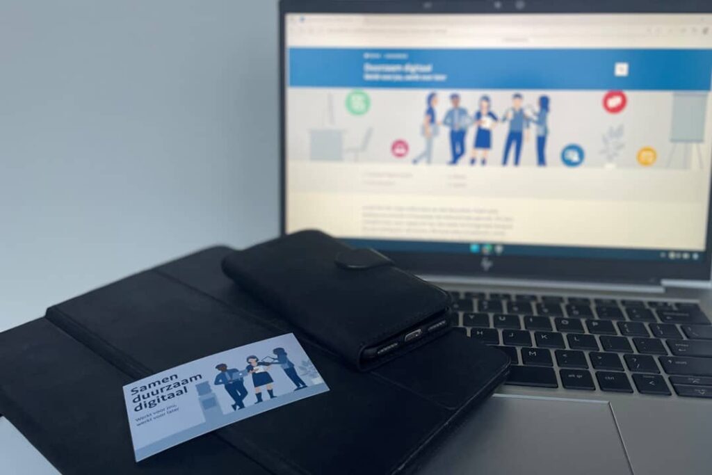 opengeklapt laptop scherm met op toetsenbord flyer van samen duurzaam digitaal