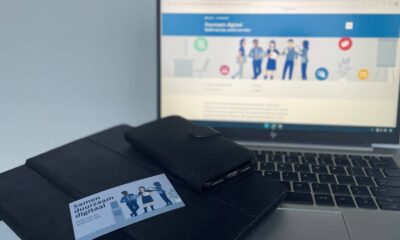 opengeklapt laptop scherm met op toetsenbord flyer van samen duurzaam digitaal