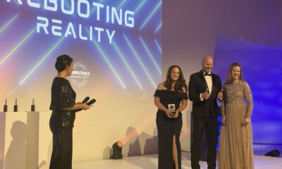 Chantal Bennink en Marit Bakker (beiden BZK) nemen de Computable Award namens BZK, ICTU, KPMG en SPITZ congres & event in ontvangst.