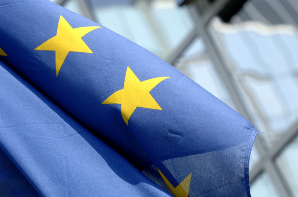 Een close up van de vlag van Europa, te zien zijn 2 gele sterren