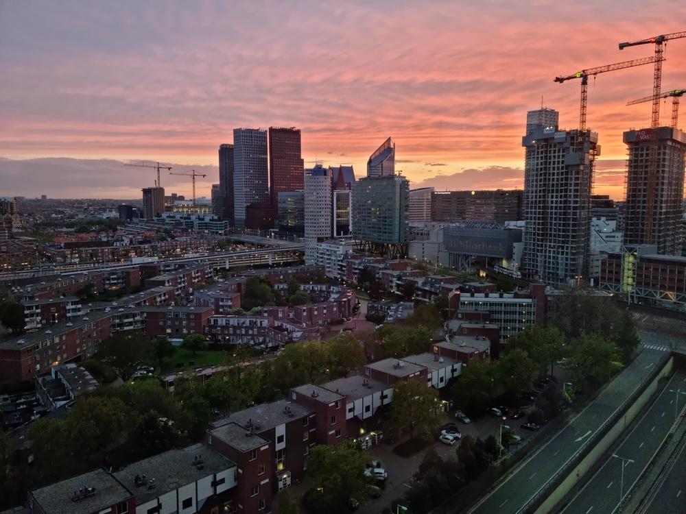 Skyline Den Haag bij avond