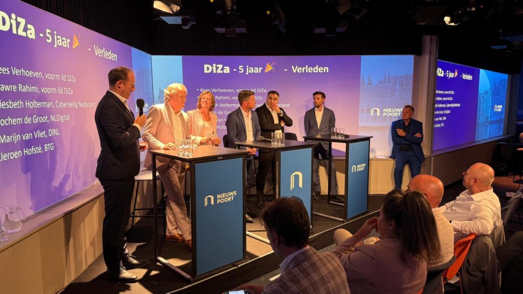 Een gesprek over het verleden van de vaste Tweede Kamercommissie Digitale Zaken, van links naar rechts Kees Verhoeven, Jeroen Hofsté, Liesbeth Holterman, Jochem de Groot, Hawre Rahimi, Marijn van Vliet en dagvoorzitter Frits Bussemaker.