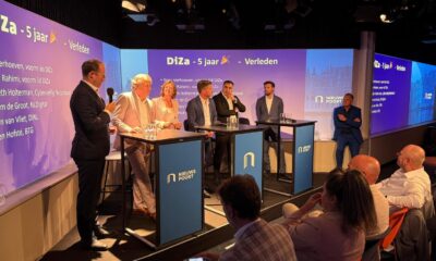 Een gesprek over het verleden van de vaste Tweede Kamercommissie Digitale Zaken, van links naar rechts Kees Verhoeven, Jeroen Hofsté, Liesbeth Holterman, Jochem de Groot, Hawre Rahimi, Marijn van Vliet en dagvoorzitter Frits Bussemaker.